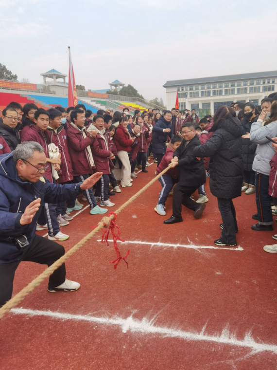 凝“繩”聚力綻風(fēng)采  同心奮進(jìn)迎新春 ——孝感高中高二年級舉行拔河比賽